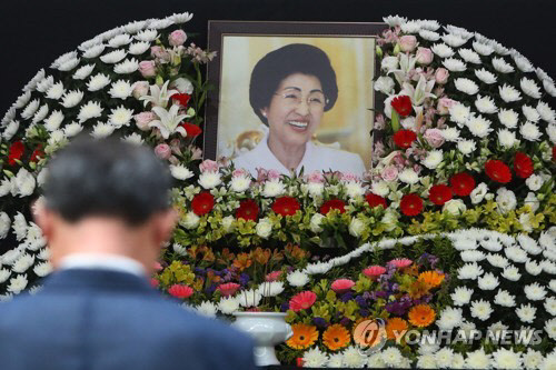 2019년 6월 12일 광주 동구 광주YMCA 무진관에 마련된 고(故) 이희호 여사 시민분향소를 찾은 추모객이 묵념하는 모습.   연합뉴스 자료사진